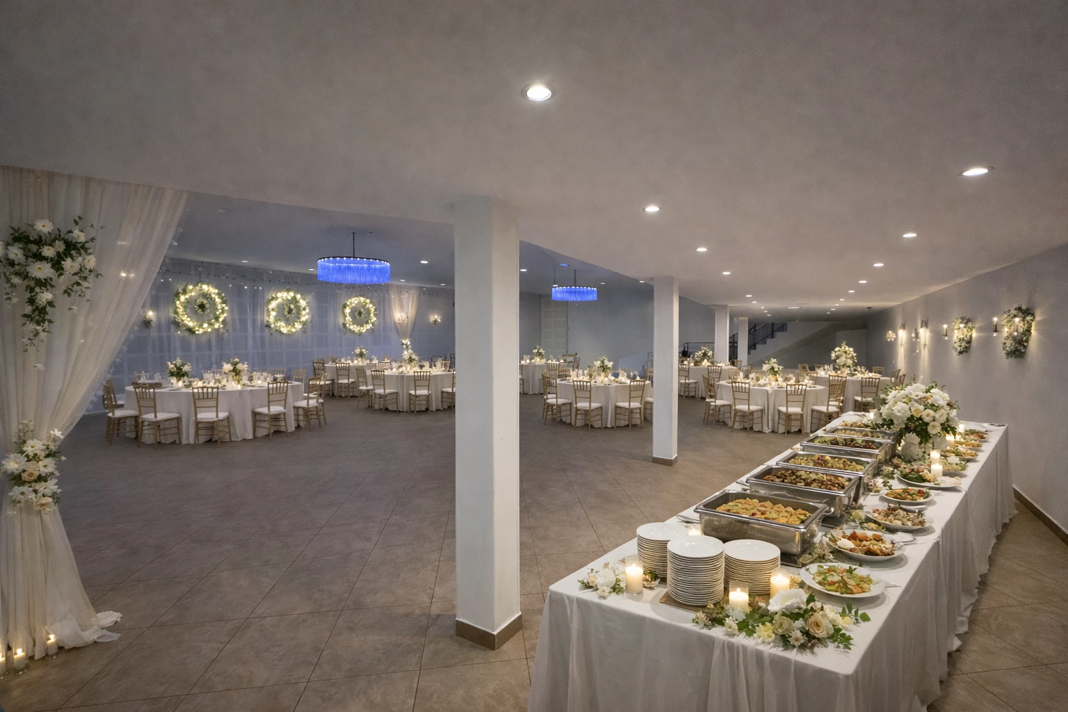 Buffet dressé avec compositions florales et vaisselle