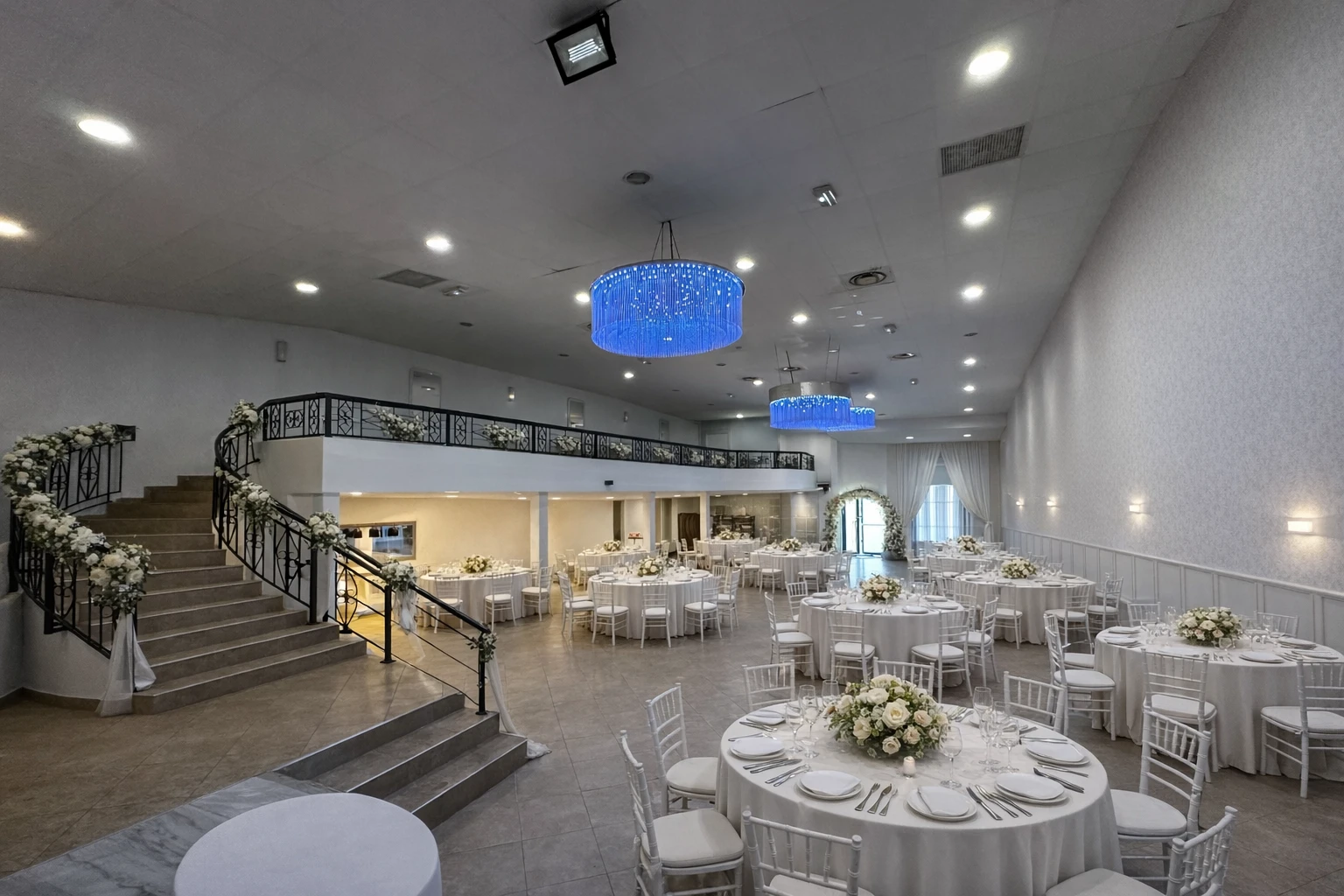 Salle sur deux niveaux avec lustres bleus